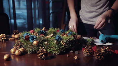 Blick-Auf-Die-Herstellung-Eines-Weihnachtskranzes