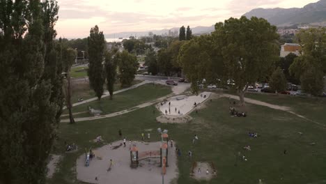 Skatepark-In-Einer-Kleinen-Stadt-An-Der-Straße