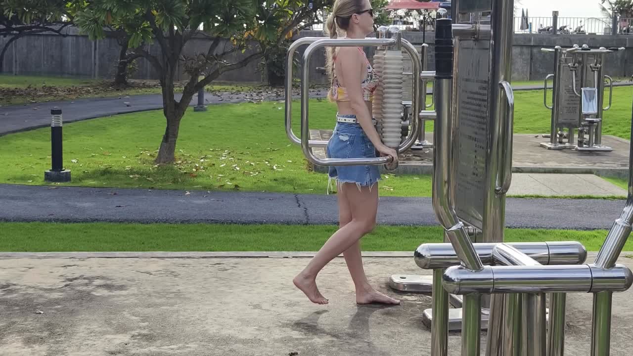 공공 체육관 에서 야외 에서 운동 하는 여자