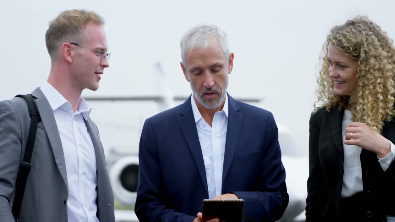 gente de negocios discutiendo sobre una tableta digital 4k