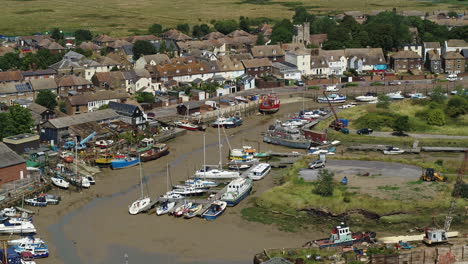 vista aérea de queenborough en la isla de sheppey, kent, reino unido con una vista panorámica hacia abajo de la esclusa en el puerto deportivo