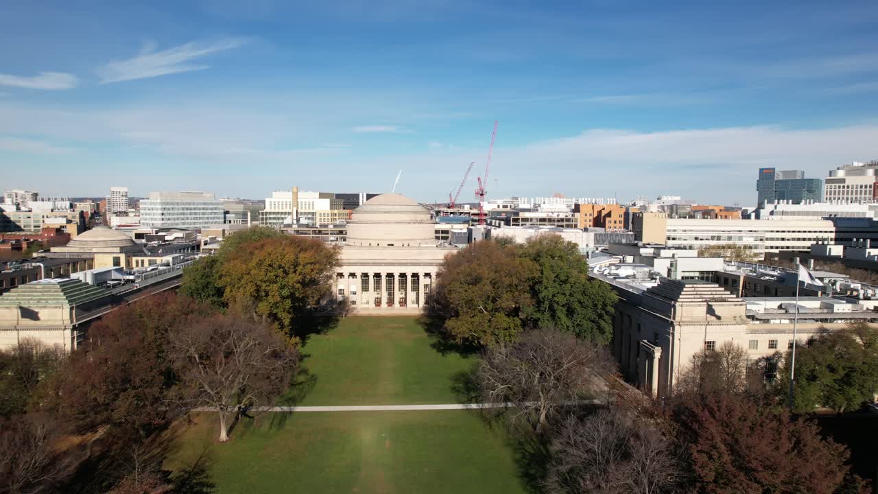mit en killian court y gran cúpula en el instituto de tecnología de boston massachusetts, vista de drones en la tarde del cielo azul