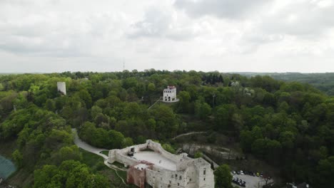 vista aérea, con el castillo de kazimierz dolny en polonia en primer plano