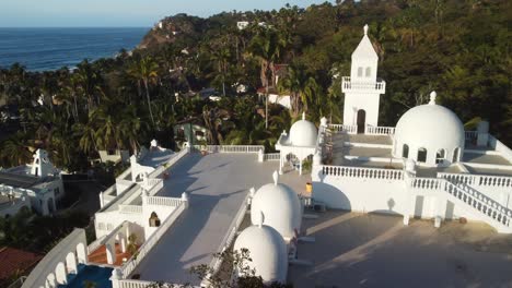 Mansión-Blanca-Y-Lugar-Junto-Al-Mar