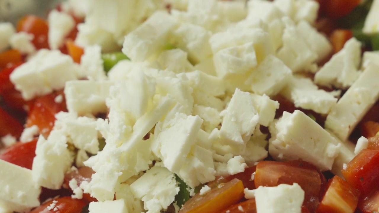 Et nærbillede af en salat med Balkan-ost