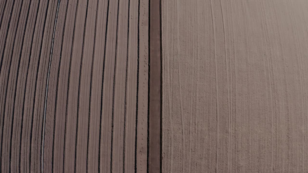 vista de un campo agrícola arado y cultivado. el campo agrícola está listo para plantar y sembrar.