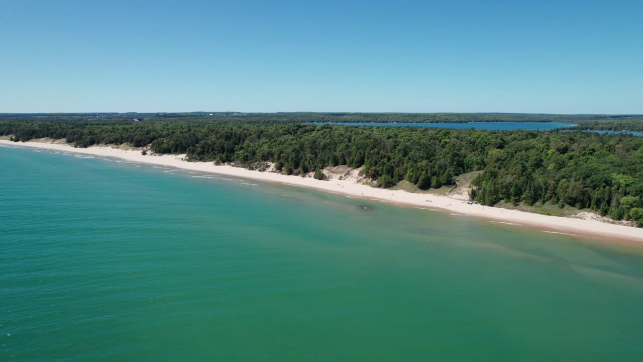 Vista aerea con drone della costa del Whitefish Dunes State Park in una giornata ventosa