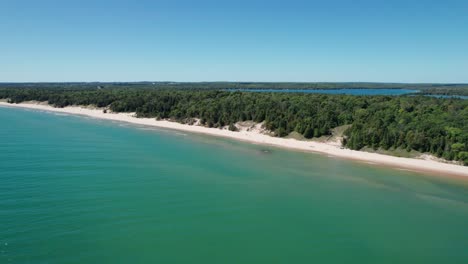 Drohnen-Luftaufnahme-Der-Küste-Des-Whitefish-Dunes-State-Park-An-Einem-Windigen-Tag