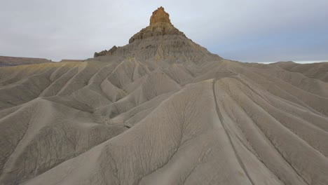 factory butte fpv drone sobrevuelo en las colinas y cañones