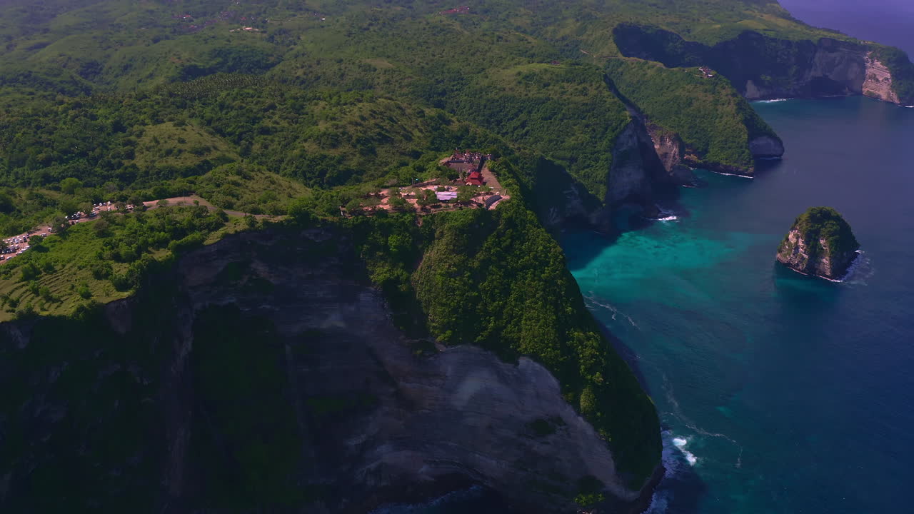 누사 페니다 의 바다 해안 절벽 이  ⁇ 링킹 해변 으로 기울어져 있는 모습