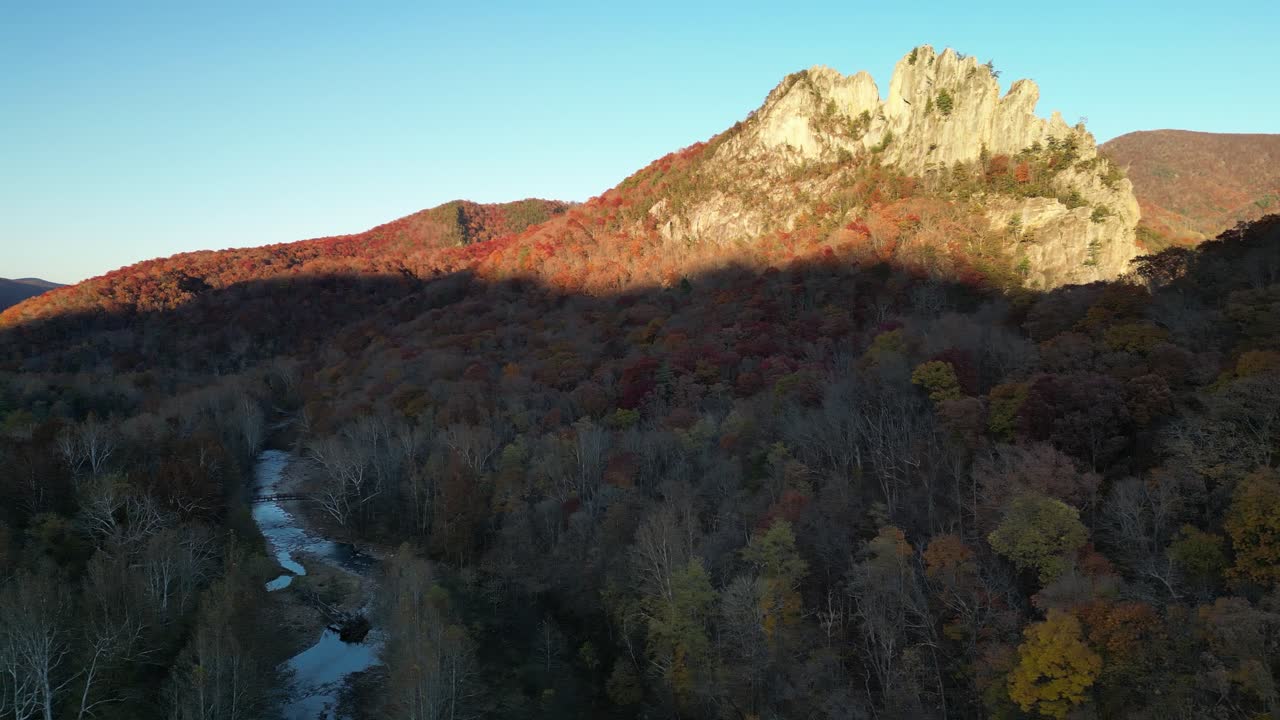 Seneca Rocks con fiume, ripresa drone