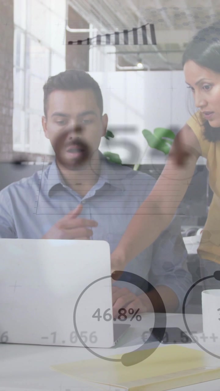 Video verticale: Una donna indica il laptop, chinandosi su un uomo e generando sovrapposizioni di KPI per l'analisi.