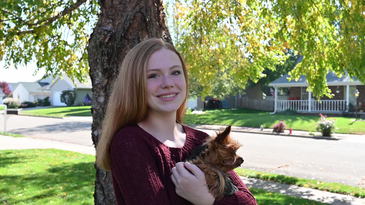 madelyne은 tink라는 요크셔 테리어를 사랑합니다.