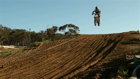 Hombre-Montando-Una-Bicicleta-De-Cross-A-Motor