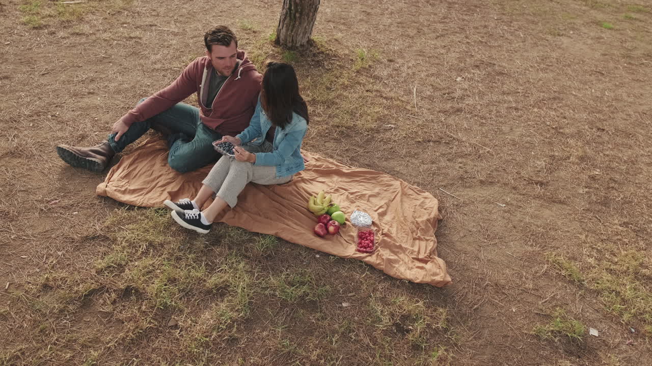 공원에서 피크닉을 하는 부부