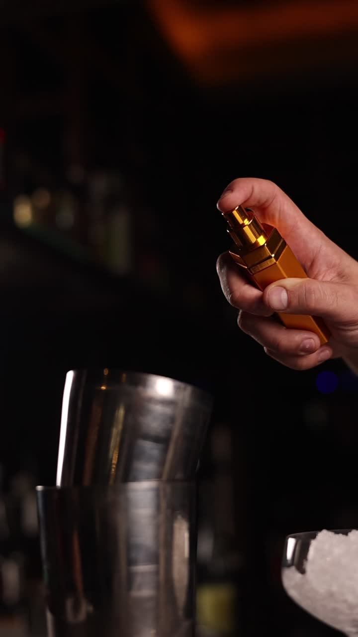 Barman che spruzza un cocktail