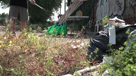 joven activista recogiendo basura plástica en los suburbios de milán italia
