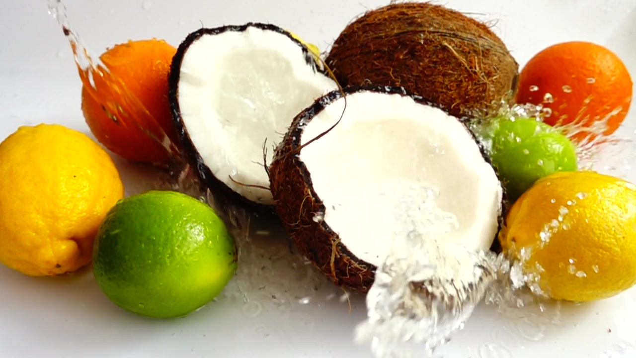 Polpa di cocco succosa tra frutti tropicali. Movimento rallentato.