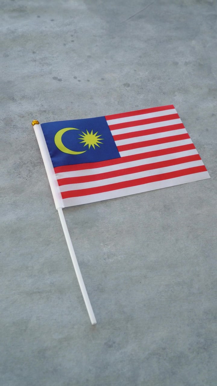 Primo piano della bandiera nazionale malese. Concetto di bandiera della Malesia. Scatto verticale.