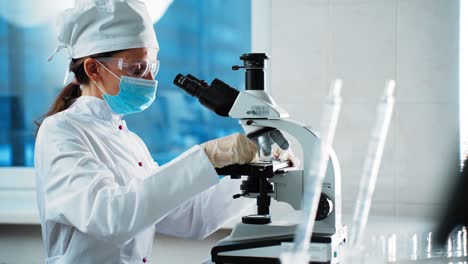 científico usando un microscopio en un laboratorio