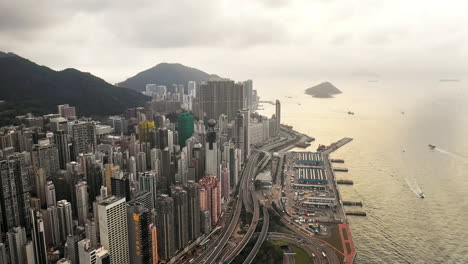 hong kong es una ciudad justo en la orilla del agua