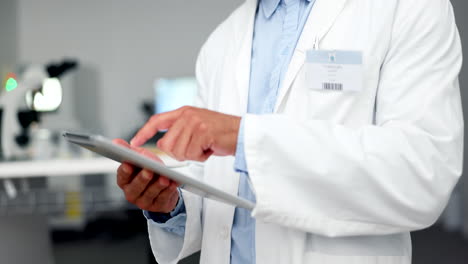 un científico haciendo investigaciones en una tableta digital