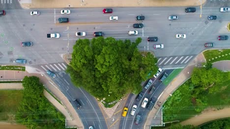 las imágenes de drones capturan el intenso tráfico en la hora pico donde el oeste de césar chávez, el sur de la primera calle se cruzan