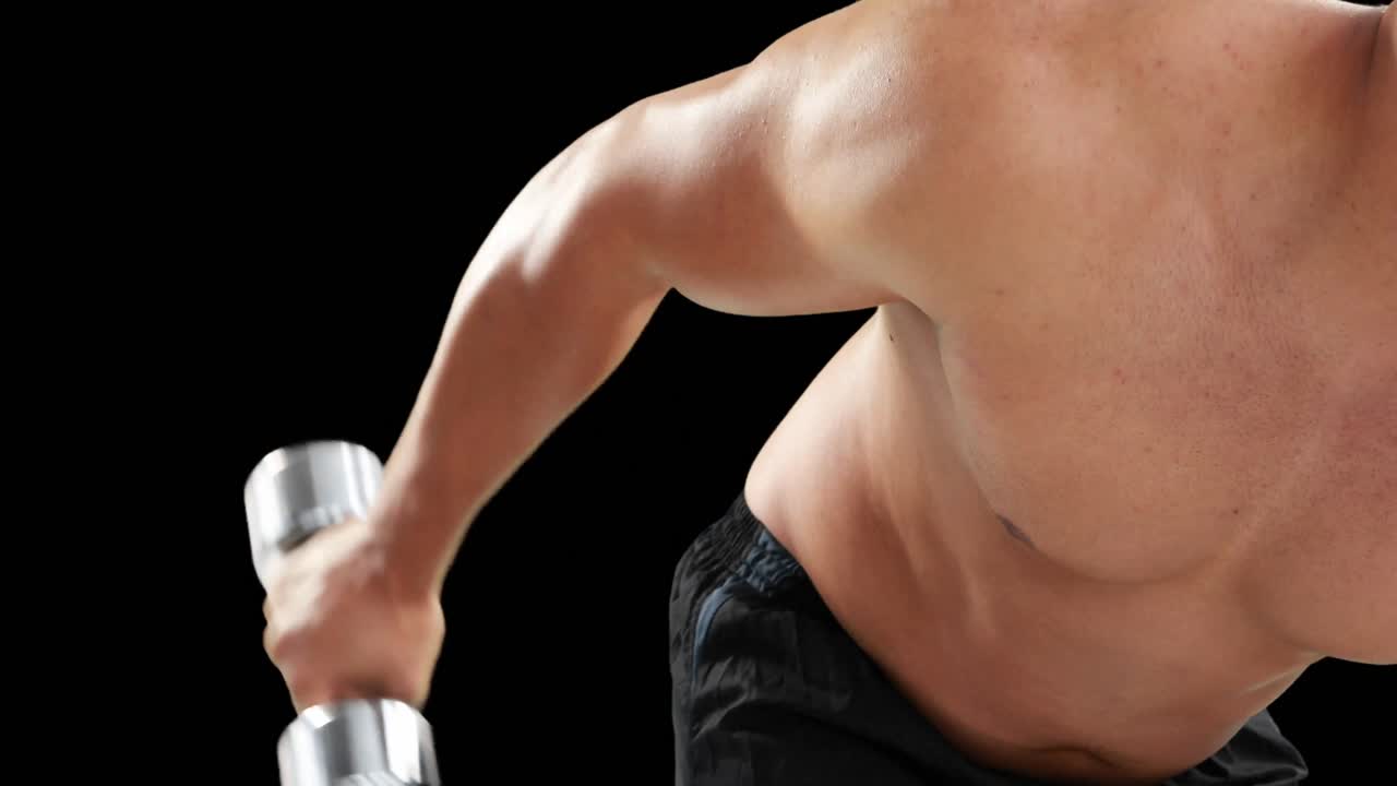 무거운 덤벨을 들어올리는 보디빌더