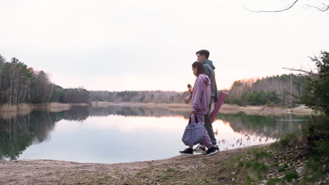 Pareja-Caminando-En-El-Bosque