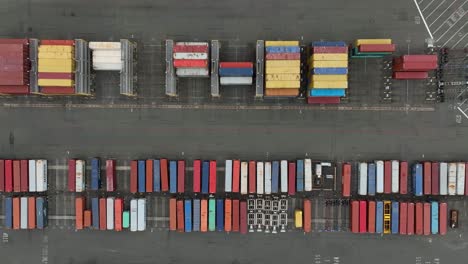 drone top down di container marittimi in attesa di essere caricati su una nave da carico