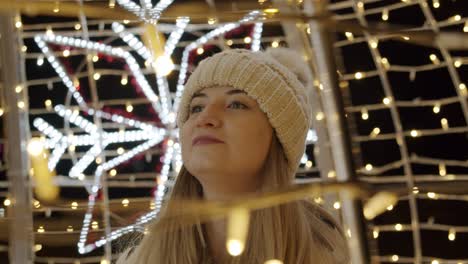 Mujer-Caminando-En-Una-Calle-De-Navidad-Por-La-Noche