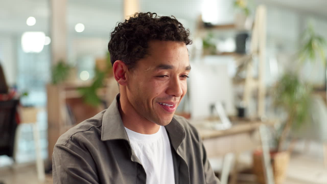 현대적인 사무실에서 행복한 사업가