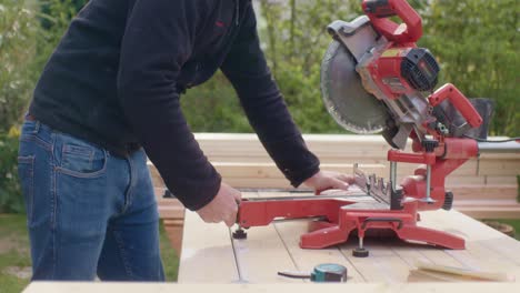 Craftsman-adjusts-the-circular-saw