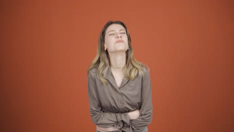 mujer joven con dolor de estómago.