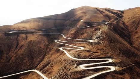 Bergstraße,-Die-über-Einen-Gebirgspass-Auf-3000-M-Höhe-In-Kirgisistan-Führt