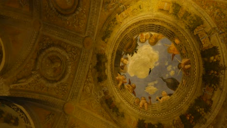 mirando hacia arriba en la cámara degli sposi en el palacio ducal, mantua, italia