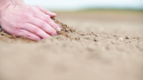 granjero de fondo agrícola sosteniendo el suelo en las manos