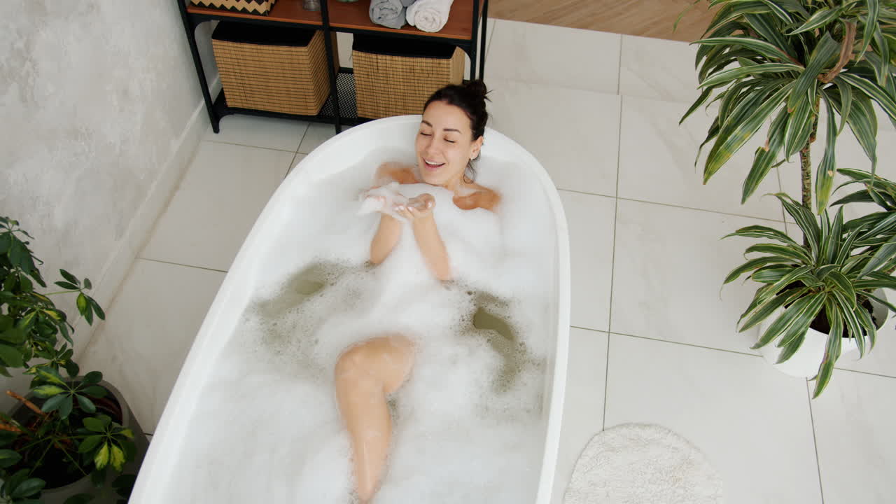 편안 한 목욕 을 즐기는 여자