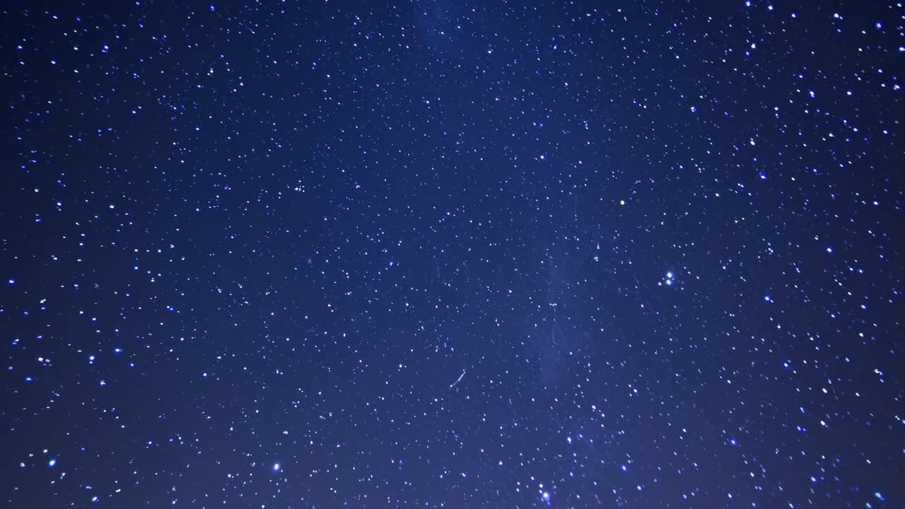 星空の魅惑的な動画。ローアングルから撮影。
