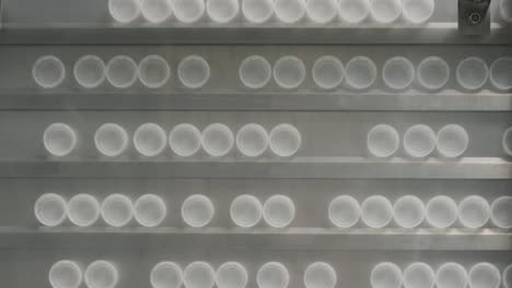 una máquina automática de llenado vierte agua en botellas de plástico en una moderna planta de bebidas