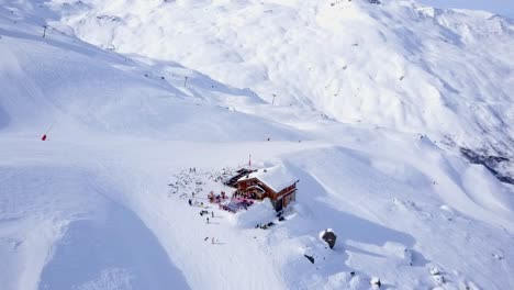 Flug-Zur-Hütte-An-Den-Skipisten-In-Den-Französischen-Alpen-In-Val-Thorens