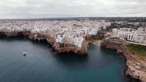 vista aérea rotativa de la ciudad de destino de viaje de polignano en la costa rocosa, puglia, italia