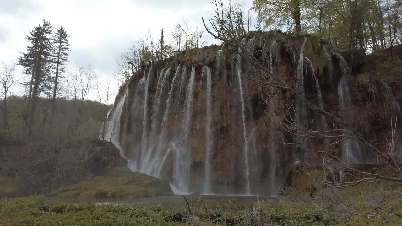 gran cascada en el parque nacional de plitvice en croacia