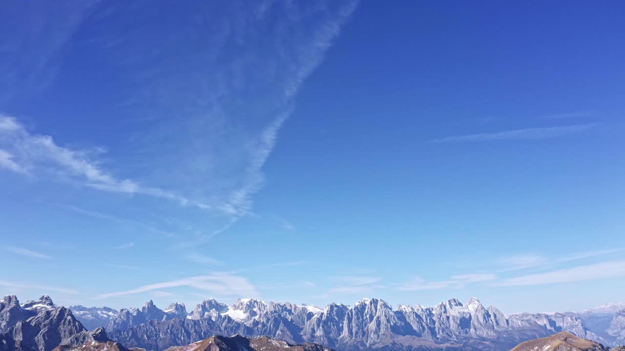 밝은 날에 이탈리아의 백운암 알프스로 덮인 vette feltrine 눈, 기울기
