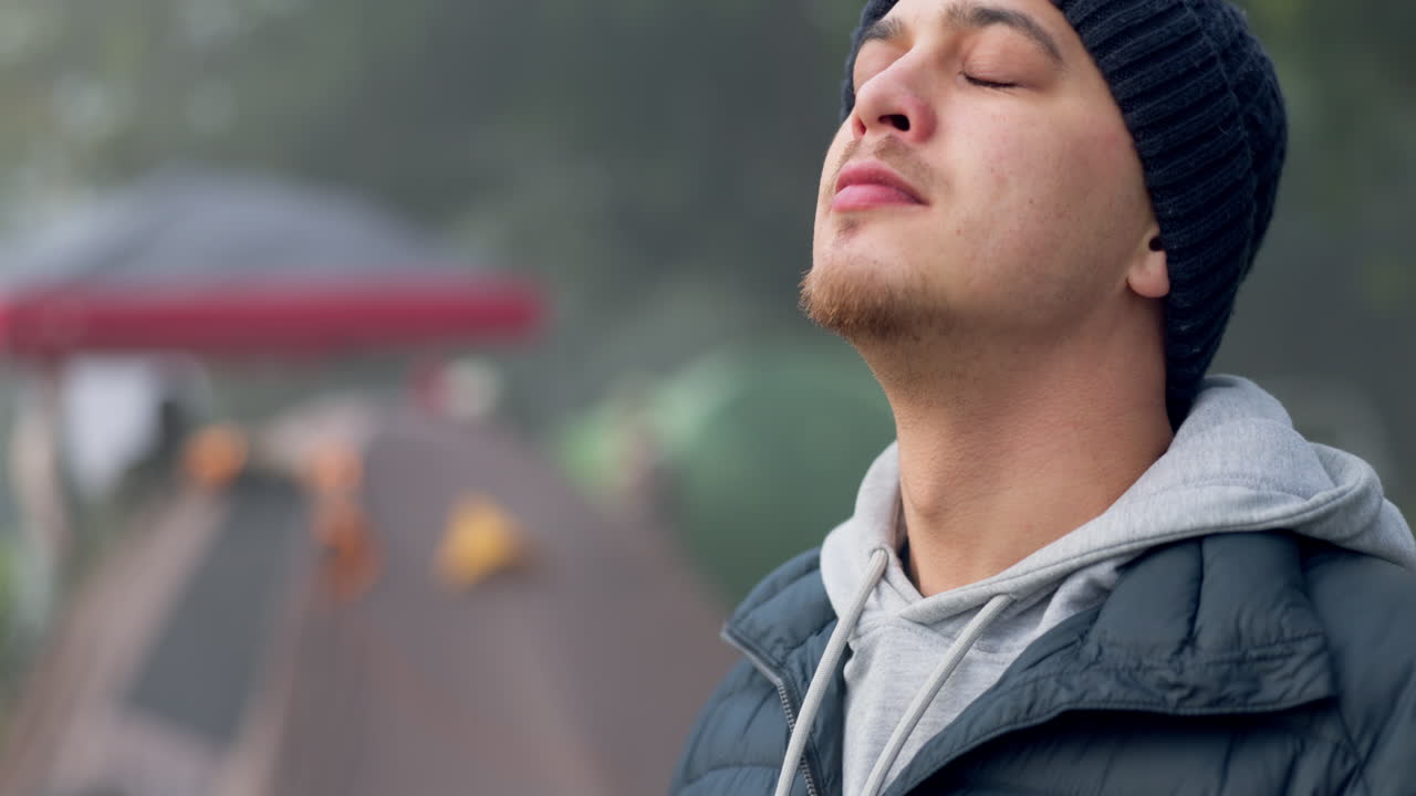 남자, 겨울과 야외 캠핑을 위해 차를 마시는