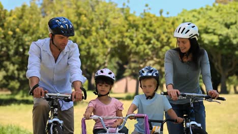 Familia-En-Bicicleta-Juntos