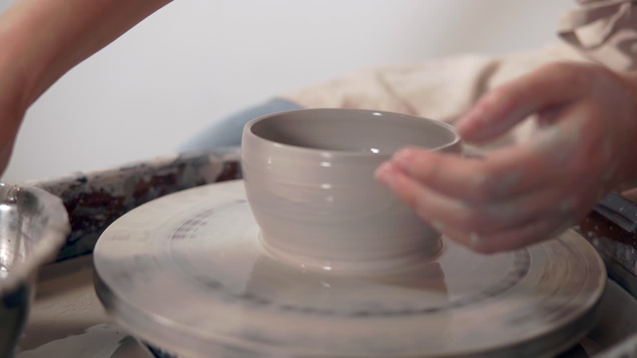 도자기 바 에 점토 그 을 형성 하는 여자