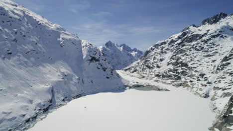 Snow-covered-mountain-and-frozen-lake-in-Switzerland