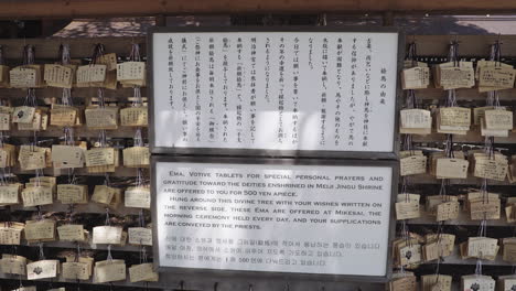 tabletas de oración votivas en el santuario japonés meiji jingu