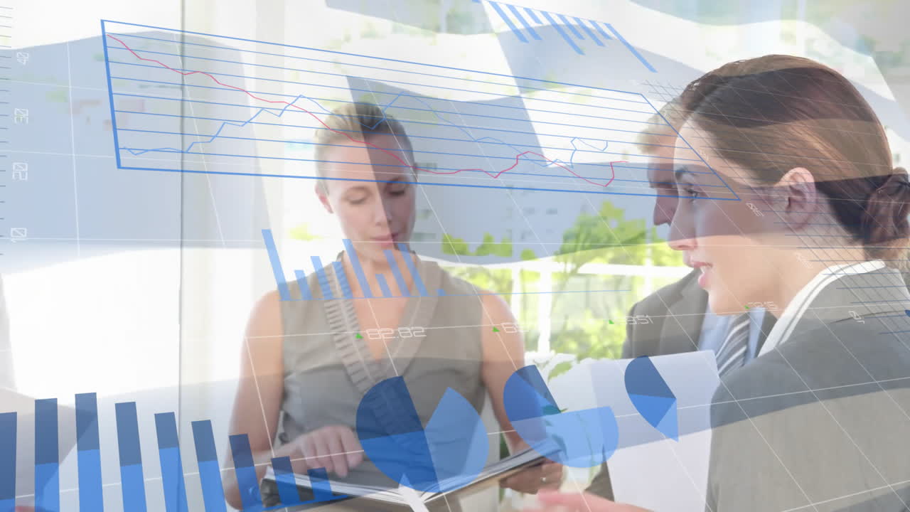 animación del procesamiento de datos financieros sobre diversas personas de negocios y bandera de grecia